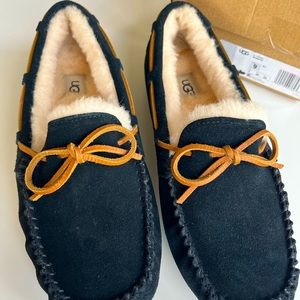 UGGS Dakota Slipper in Navy -